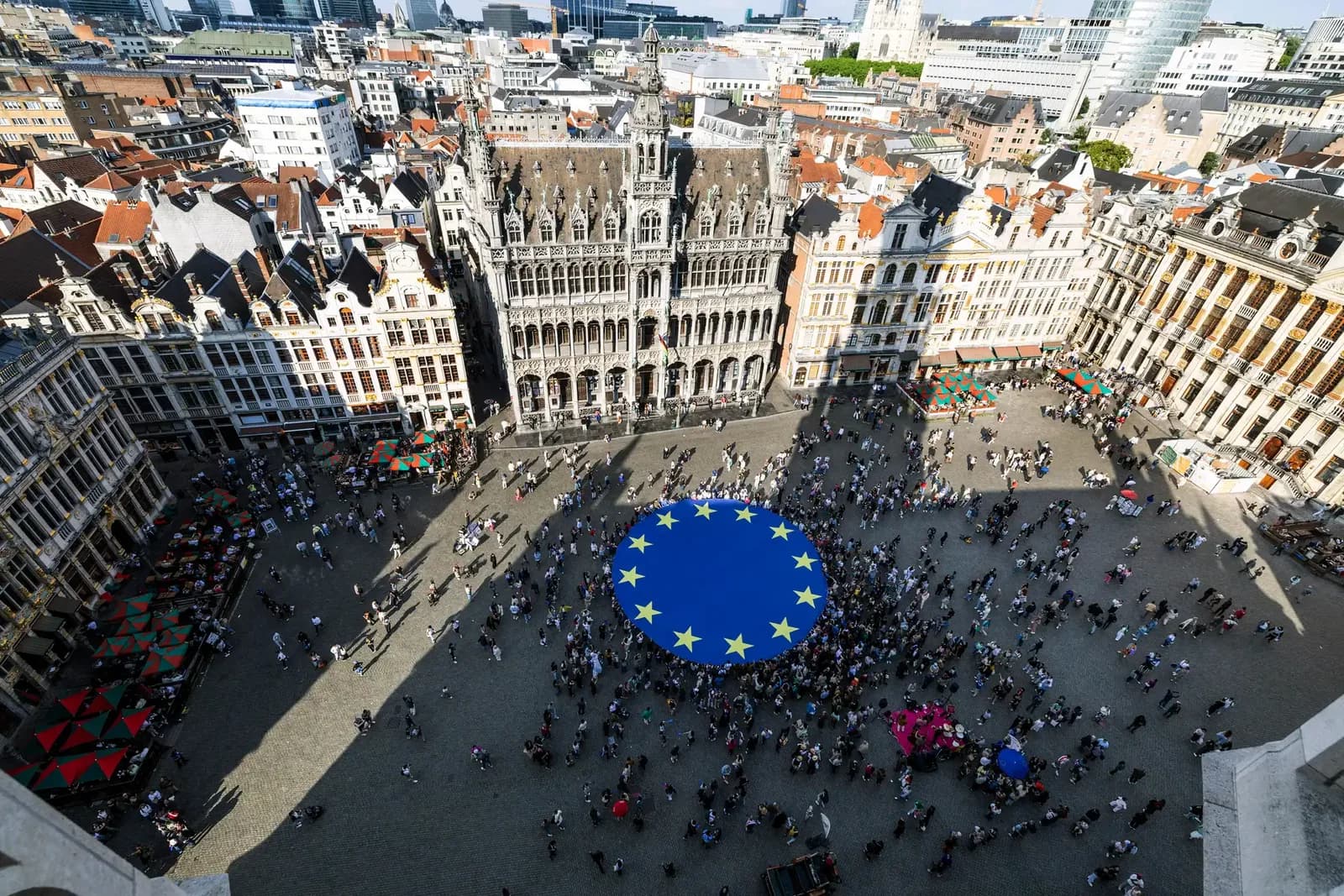 04_grand_place_brussels_europe_day_giant_flag_6k